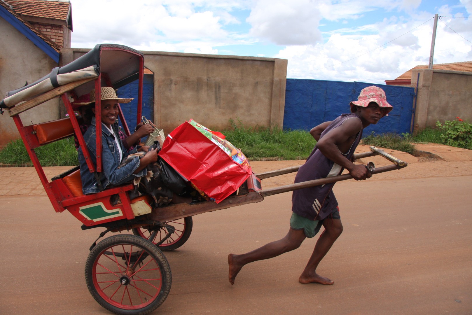 Photo d'un taxi pousse-pousse à Madagascar